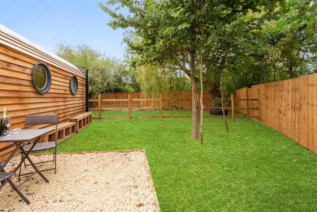 Apple - Luxury Cabin In The Cotswolds Vila Alderton  Exterior foto