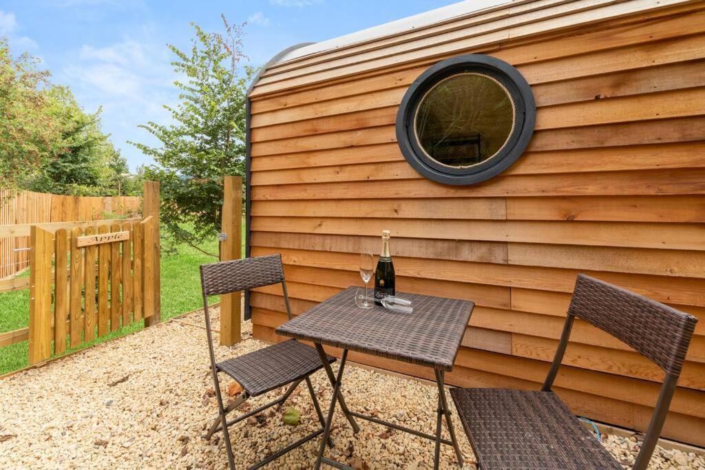 Apple - Luxury Cabin In The Cotswolds Vila Alderton  Exterior foto