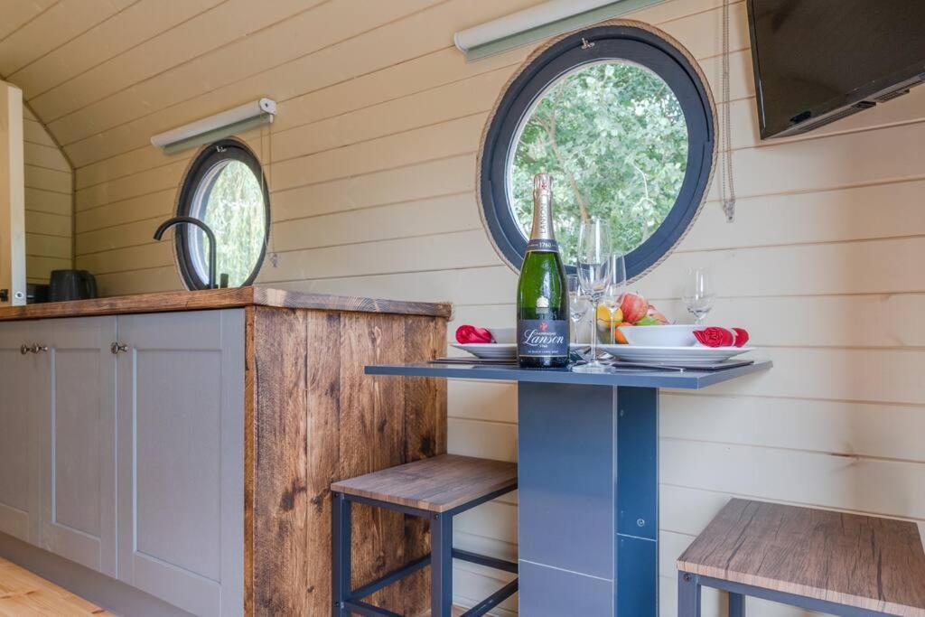 Apple - Luxury Cabin In The Cotswolds Vila Alderton  Exterior foto
