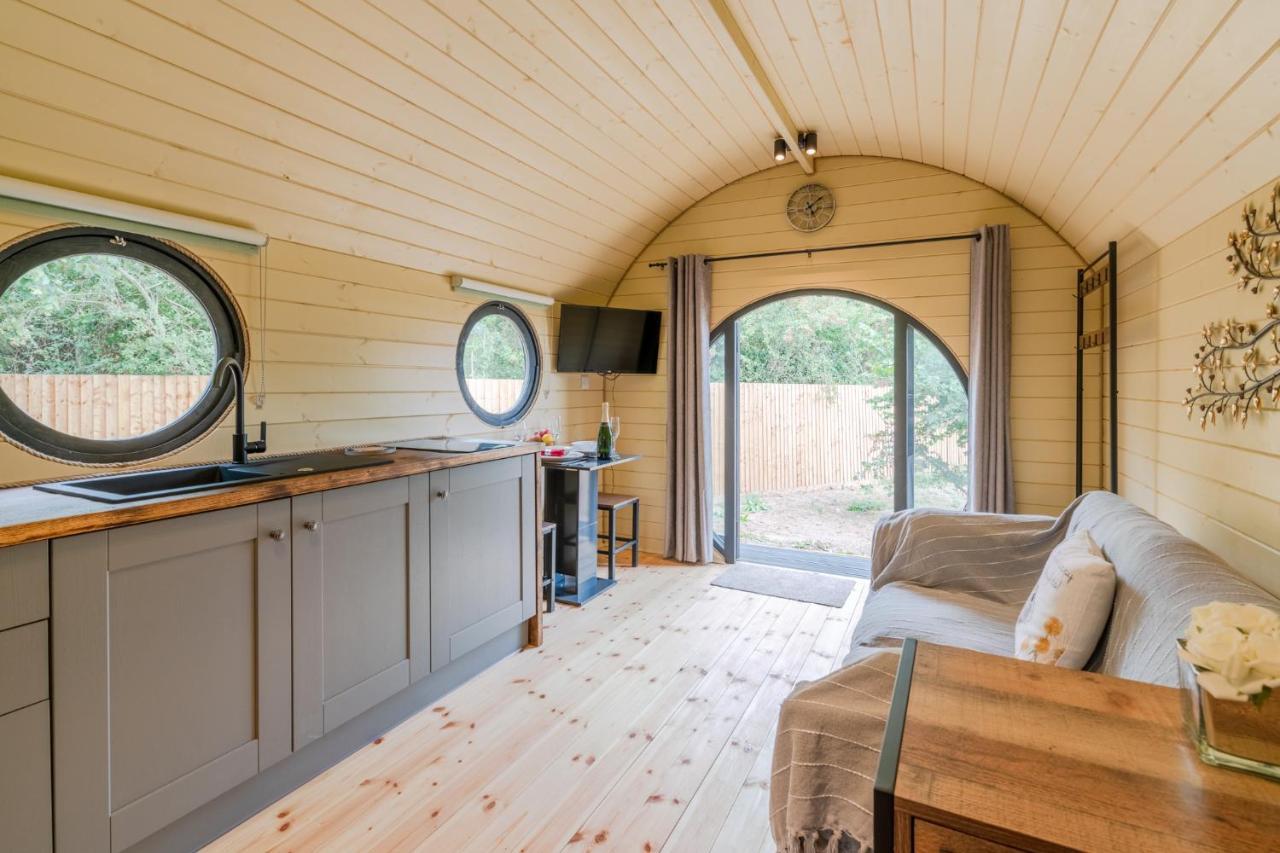 Apple - Luxury Cabin In The Cotswolds Vila Alderton  Exterior foto